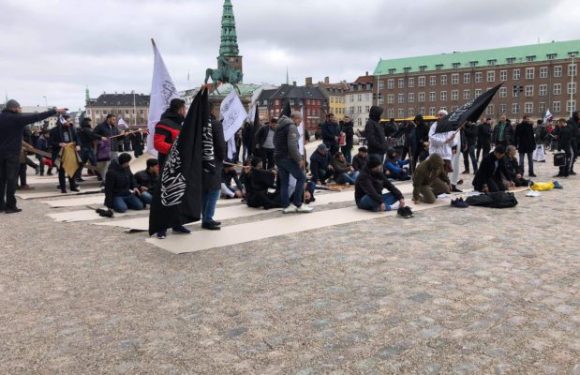 Danemark : Pour protester contre la prière d’un groupe islamiste, le parti anti-islam brûle un coran