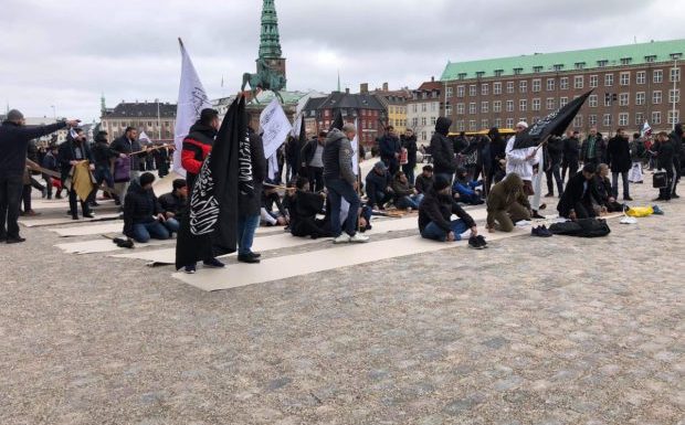 Danemark : Pour protester contre la prière d’un groupe islamiste, le parti anti-islam brûle un coran