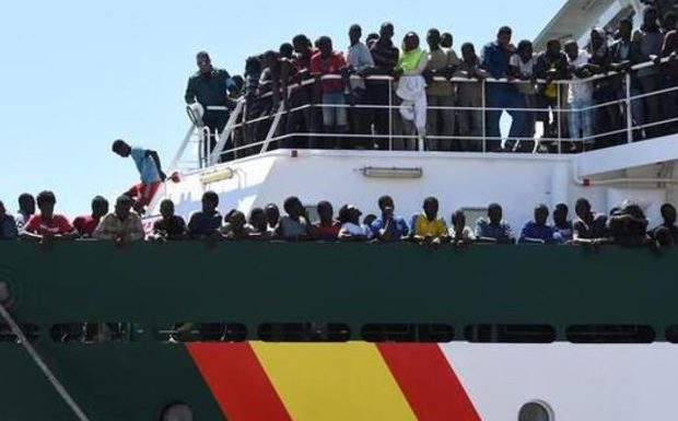 Méditerranée : des migrants ont détourné le navire qui les a sauvés au large de la Libye et se dirigent actuellement vers l’Europe
