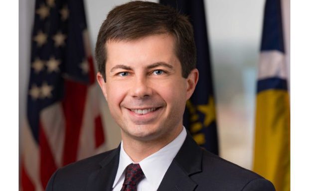 États-Unis : il est jeune, gay, parle arabe. Qui est Pete Buttigieg, le candidat démocrate qui monte ?