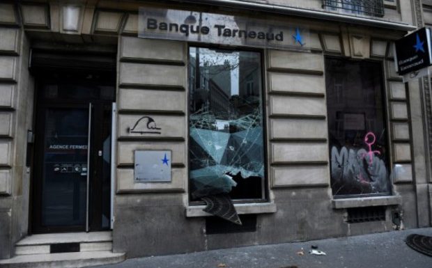 «Gilets jaunes» : les banques appellent à la fin des violences qui ont visé plusieurs centaines de leurs agences