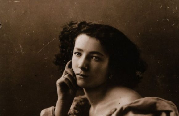 Sarah Bernhardt flotte au-dessus de Paris