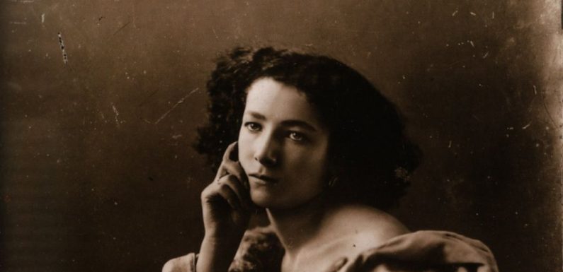 Sarah Bernhardt flotte au-dessus de Paris