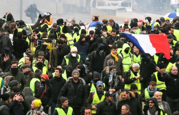 « Gilets jaunes » : un homme porte plainte pour avoir été empêché de manifester