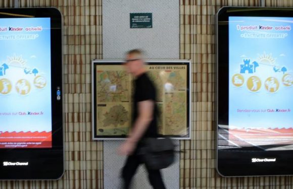 « C’est l’équivalent de la consommation de trois familles » : faut-il éteindre les panneaux publicitaires numériques pour faire des économies d’énergie ?