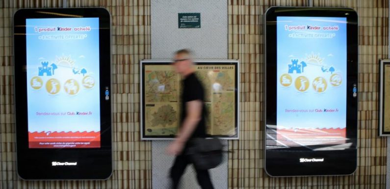 « C’est l’équivalent de la consommation de trois familles » : faut-il éteindre les panneaux publicitaires numériques pour faire des économies d’énergie ?