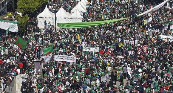 DIRECT. Algérie : des centaines de milliers de manifestants défilent à Alger pour demander le départ de Bouteflika