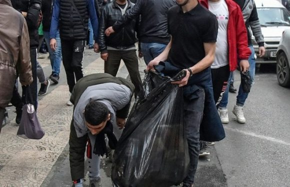 Algérie: derrière les manifestants, des volontaires nettoient