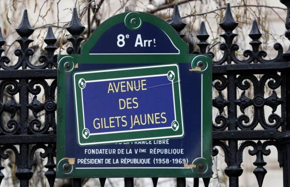 Gilets jaunes: Acte XIX: Officer collapses as violence erupts between police and protesters