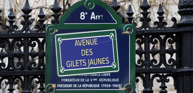 Gilets jaunes: Acte XIX: Officer collapses as violence erupts between police and protesters