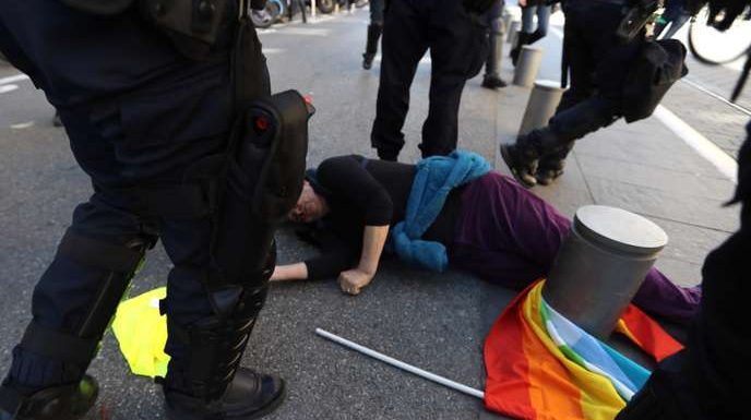 « Gilets jaunes » : « aucun contact » entre la manifestante blessée à Nice et un policier, selon le procureur