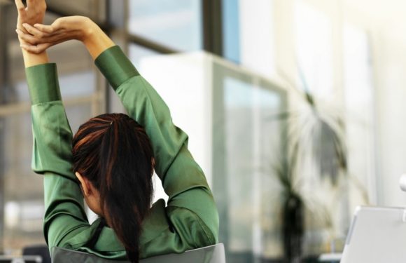 3 exercices de yoga sur chaise pour souffler au boulot