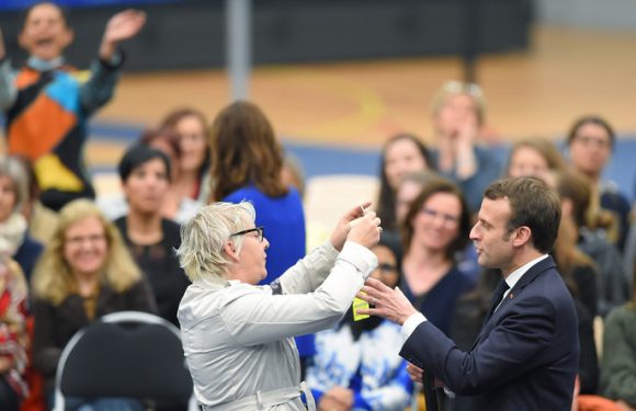 «J&rsquo;ai le droit de ne pas mettre un gilet jaune» : Macron interpellé par une Gilet jaune (VIDEO)