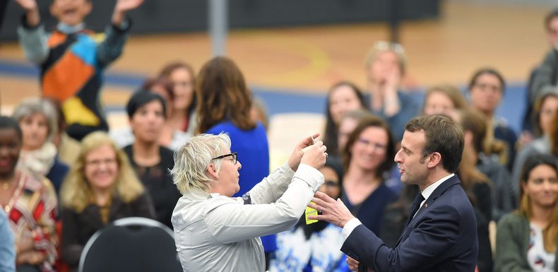«J’ai le droit de ne pas mettre un gilet jaune» : Macron interpellé par une Gilet jaune (VIDEO)