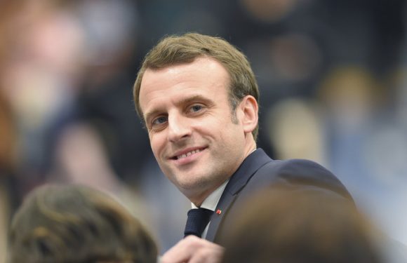 Macron répond à une femme voilée qui ne trouve pas de travail dans l’administration