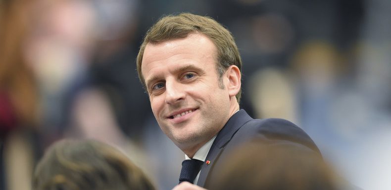 Macron répond à une femme voilée qui ne trouve pas de travail dans l’administration