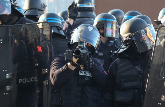 Acte 16 des Gilets jaunes : le moment du tir de LBD qui a blessé au visage un homme à Paris (VIDEO)