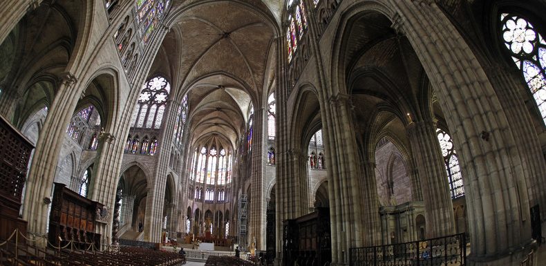 Saint-Denis : l’orgue de la basilique dégradé et des vitraux brisés