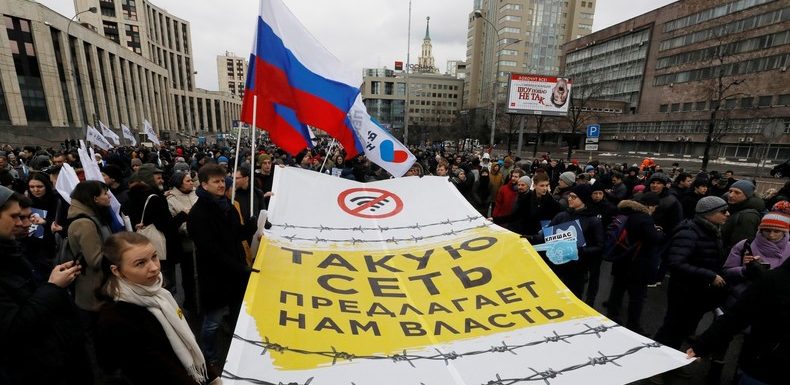 Après des manifestations, le Kremlin défend sa loi pour un Internet souverain