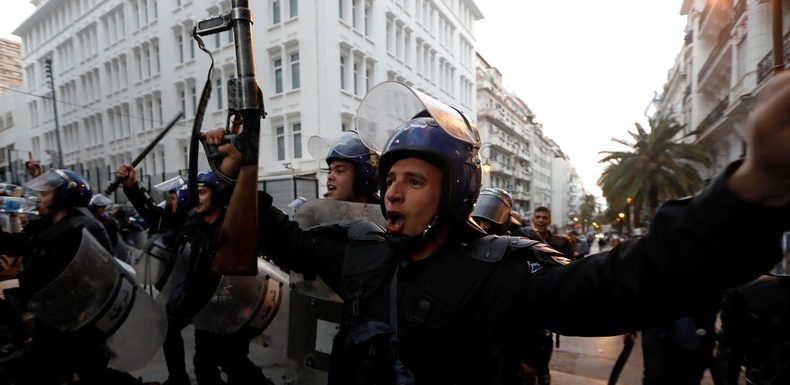 Alger : des policiers scandent des slogans et tirent en l’air à la manifestation du 15 mars (VIDEO)