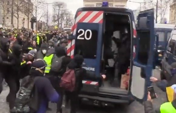 Acte 18 : des individus attaquent des véhicules de la gendarmerie sur les Champs-Elysées (VIDEO)