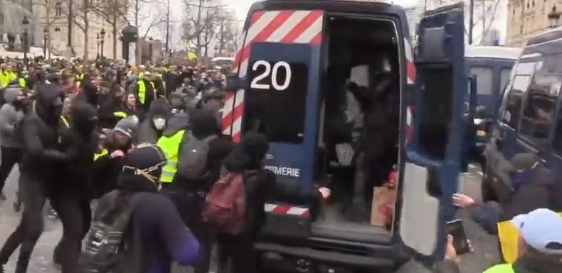 Acte 18 : des individus attaquent des véhicules de la gendarmerie sur les Champs-Elysées (VIDEO)