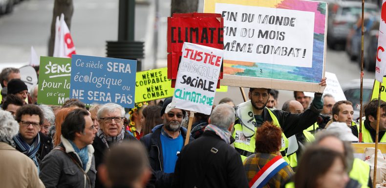 Avec ou sans gilet jaune, des milliers de personnes marchent pour le climat en France (IMAGES)