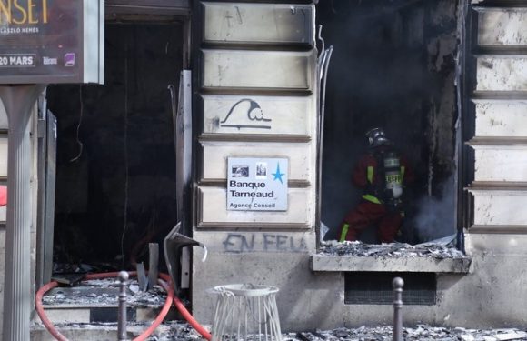 Acte 18 : une dizaine de blessés légers dans l’incendie de la banque Tarneaud (VIDEOS)