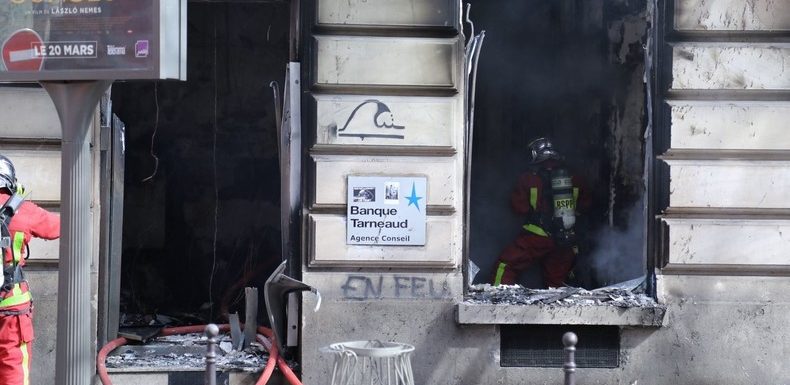 Acte 18 : une dizaine de blessés légers dans l’incendie de la banque Tarneaud (VIDEOS)