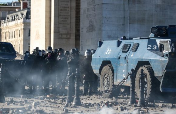 Acte18 : un policier boxe des Gilets jaunes et des street medics à Paris (VIDEOS)
