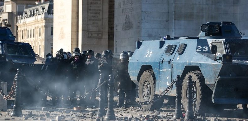 Acte18 : un policier boxe des Gilets jaunes et des street medics à Paris (VIDEOS)