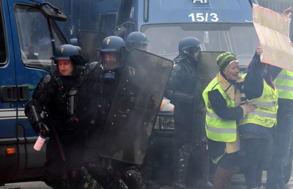 Acte 18 : les forces de l’ordre violemment prises à partie par les manifestants (IMAGES)