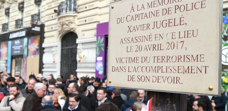 Dégradation de la plaque du capitaine Jugelé : les syndicats se réunissent en silence à Paris
