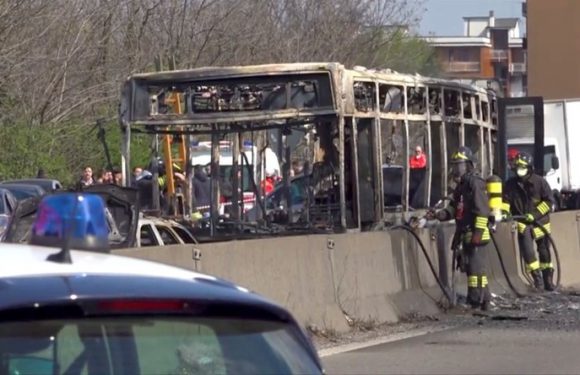 Milan : le conducteur d’un bus remplis d’enfants incendie son véhicule en soutien aux migrants