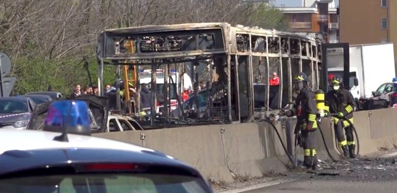Milan : le conducteur d’un bus remplis d’enfants incendie son véhicule en soutien aux migrants