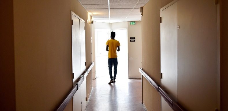 Pourquoi le recours aux tests osseux sur des mineurs étrangers isolés pose-t-il question ?