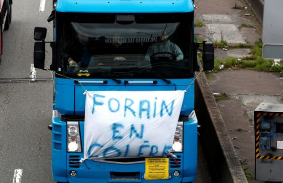Les forains manifestent «de manière violente» au Mans, la mairie évacuée (IMAGES)