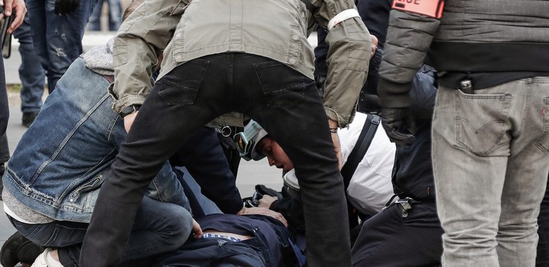 Acte 19 des Gilets jaunes : un policier victime d’un malaise cardiaque à Paris évacué aux urgences