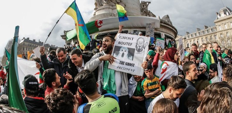 A Paris, les anti-Bouteflika maintiennent la pression sur le pouvoir (IMAGES)