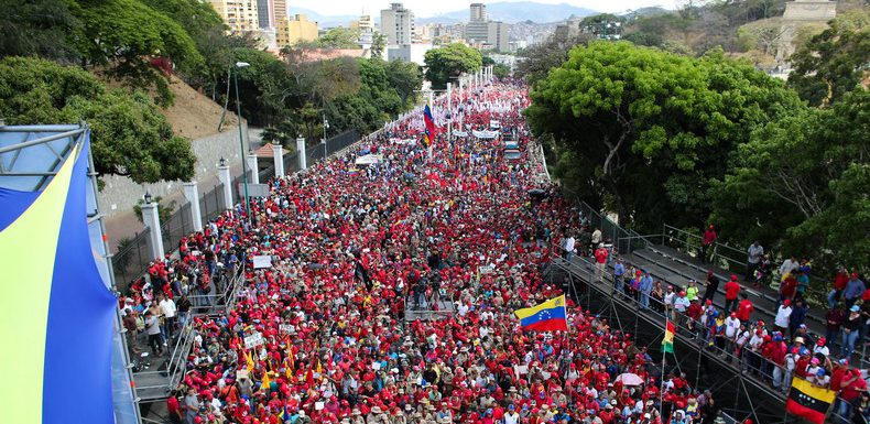 Venezuela : devant une foule immense, Maduro tacle Guaido, «la marionnette diabolique» (VIDEOS)