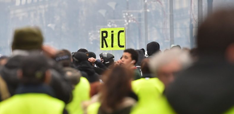 Gilets jaunes : deux individus auraient été verbalisés pour leur pull au slogan «Oui au RIC»