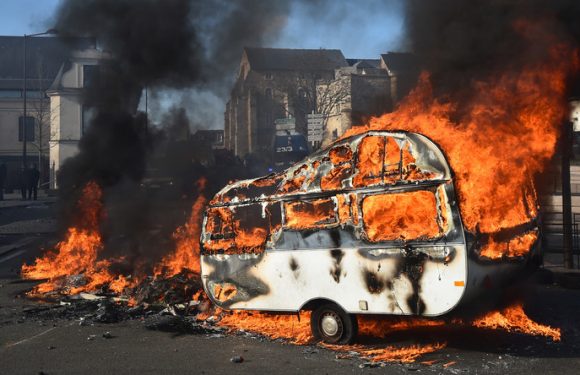 Le Mans : des forains refusant leur nouvel emplacement reprennent les affrontements (IMAGES)