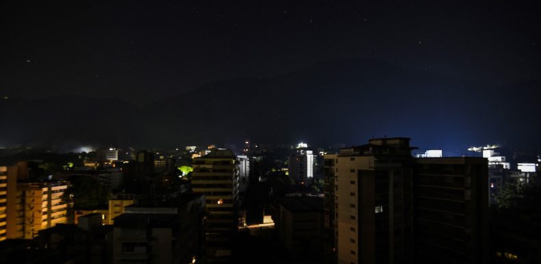 Le Venezuela plongé dans le noir pour la 2e fois en un mois, le gouvernement déplore une «attaque»