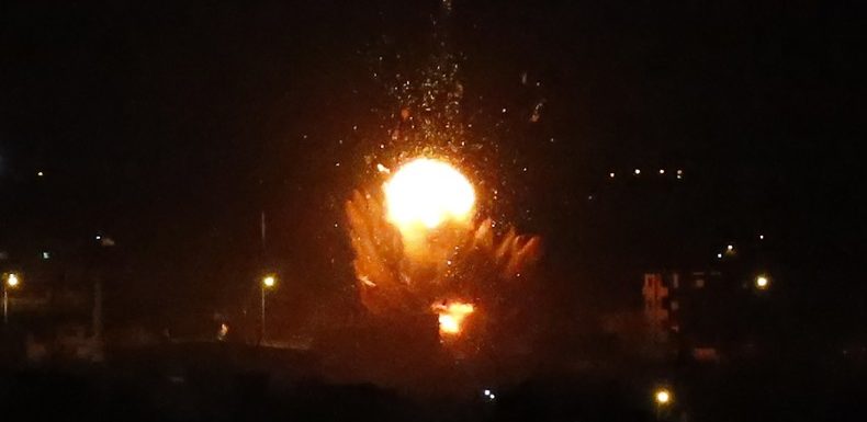 Israël riposte à de nouveaux tirs de roquettes par des frappes sur Gaza