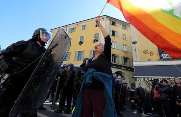 Gilets jaunes : Geneviève Legay poussée par la police ? Ce que révèlent les vidéos