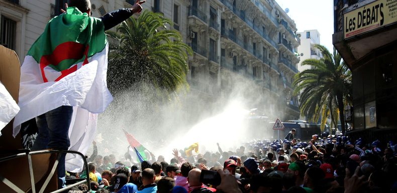 Manifestation en Algérie : un faux procès public règle son compte au pouvoir (VIDEO)