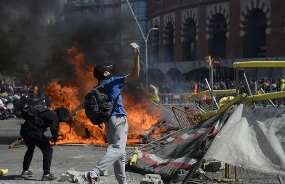 Heurts à Barcelone entre indépendantistes et partisans du maintien en Espagne (VIDEOS)