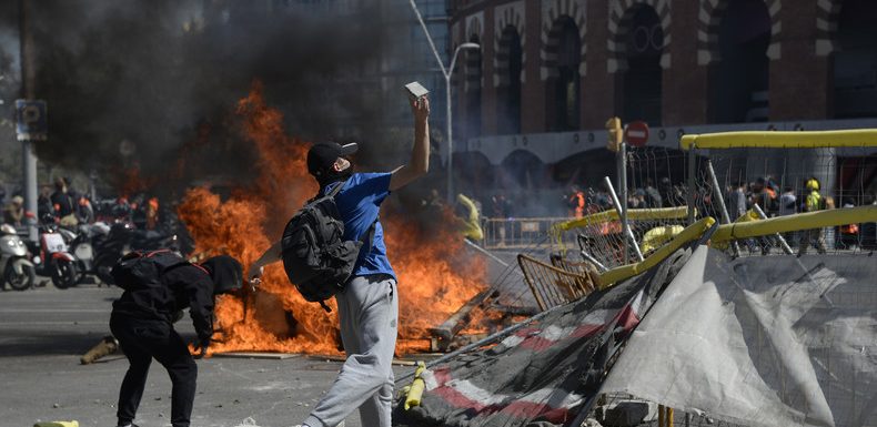 Heurts à Barcelone entre indépendantistes et partisans du maintien en Espagne (VIDEOS)