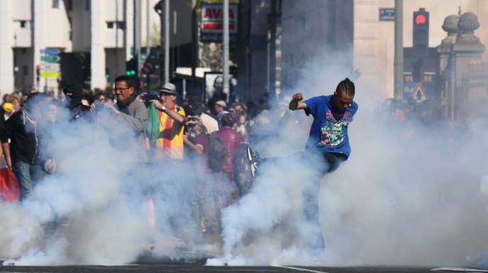 « Gilets jaunes » : à Avignon, une manifestation sous contrôle malgré quelques échauffourées