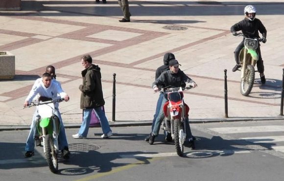 Accident mortel de Grenoble : non, il n’est pas interdit à la police de poursuivre les deux roues